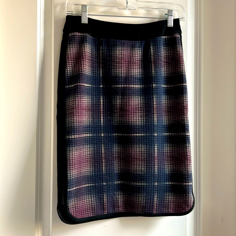 Karen Millen size 4 plaid skirt fully lined.